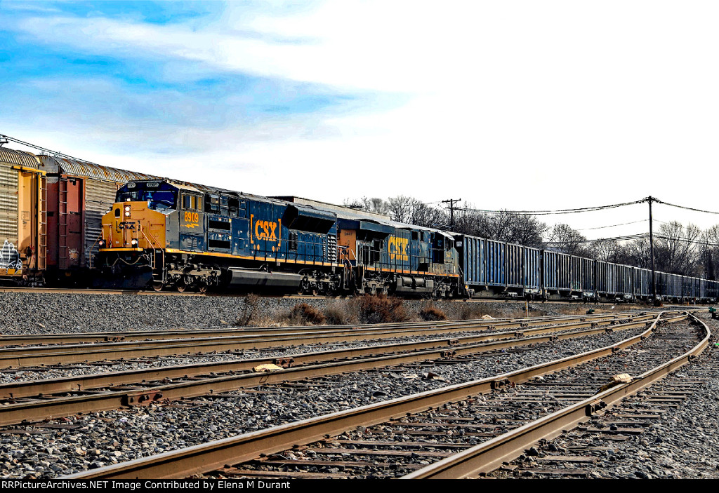 CSX 8909 on M-434